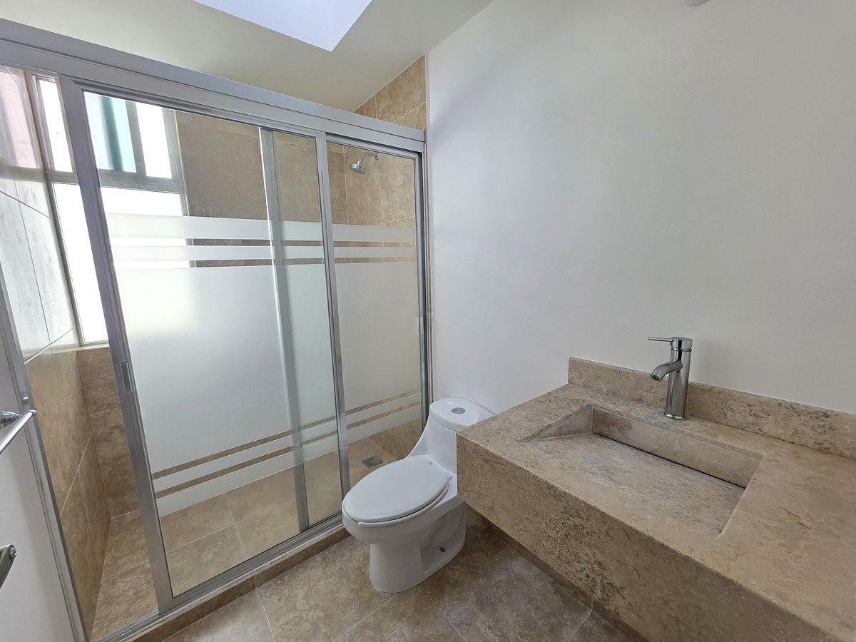 23 de 25: baño completo a compartir entre ambas habitaciones secundari