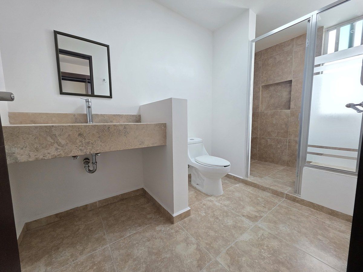 19 de 25: baño completo habitación principal