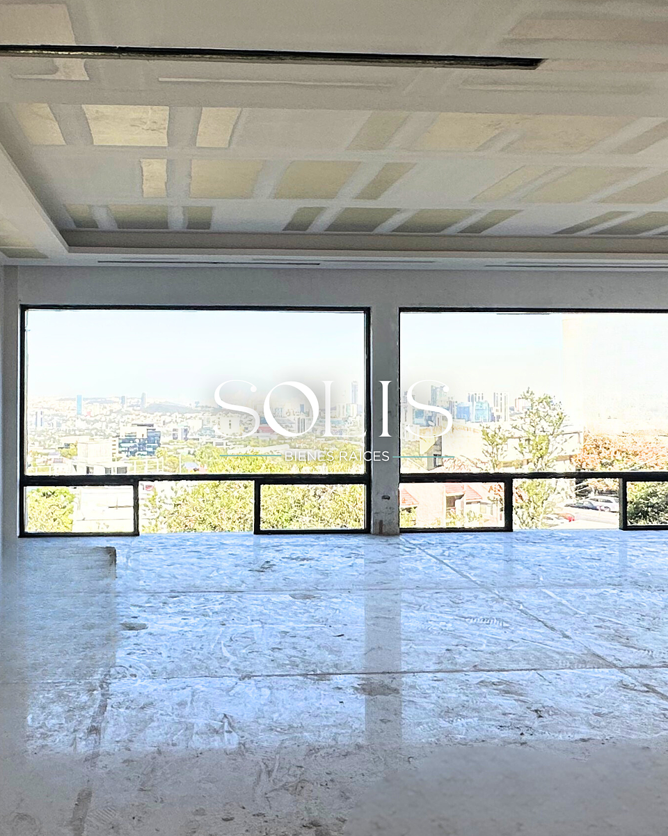 5 de 7: SALA & COMEDOR CON VISTA A LA CIUDAD