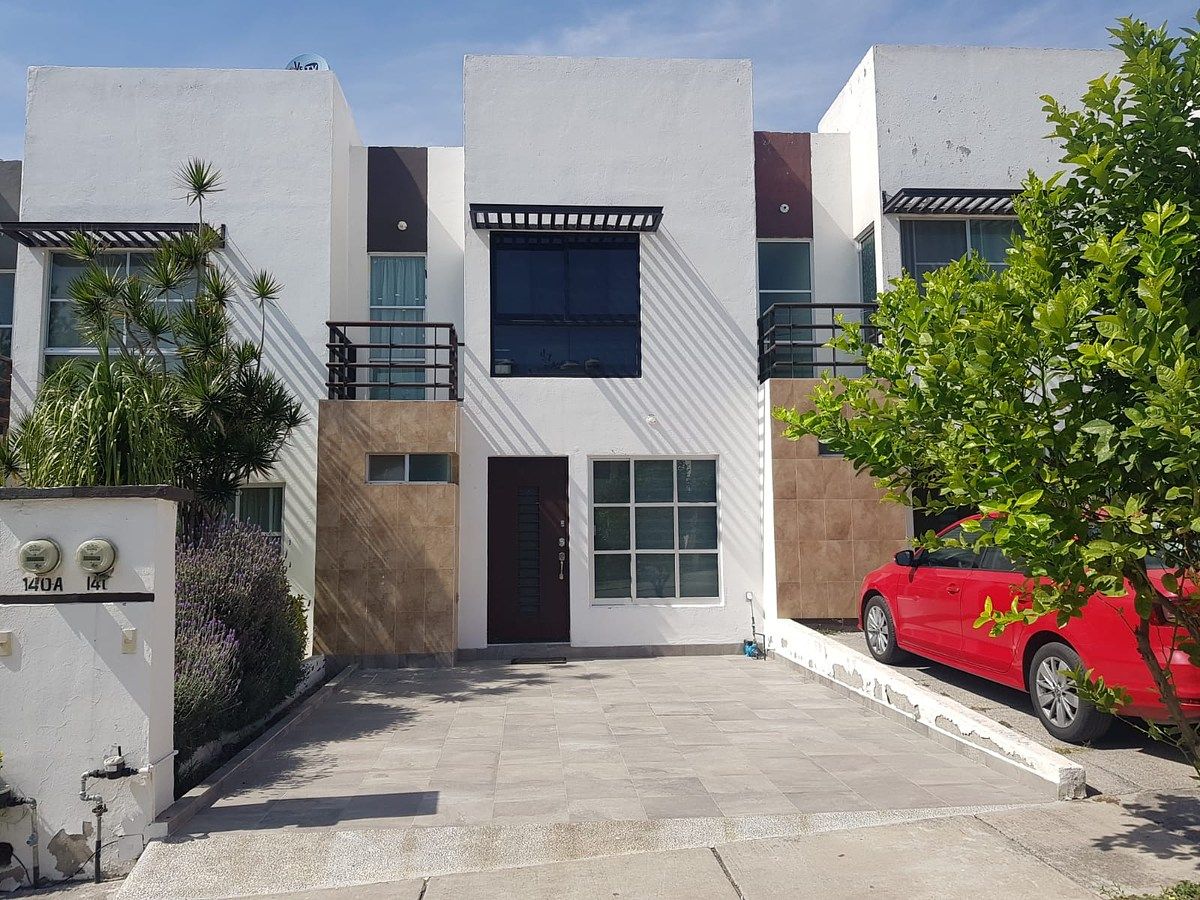 1 de 14: Fachada oriente, cochera 2 autos cisterna.