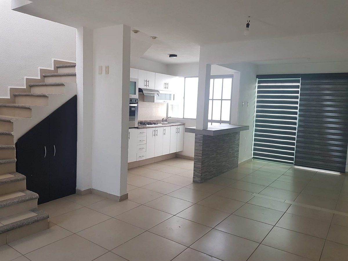 3 de 11: Amplia Sala Comedor y barra a Cocina