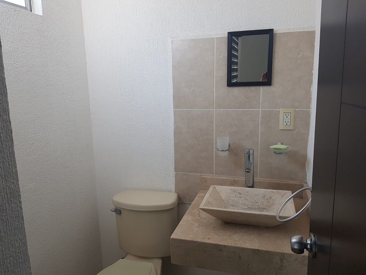 4 de 11: Medio Baño P.B.