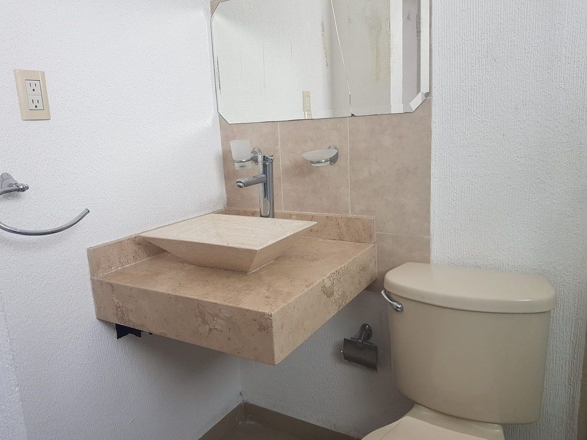 6 de 14: Llaves monomando lavabo de mármol.