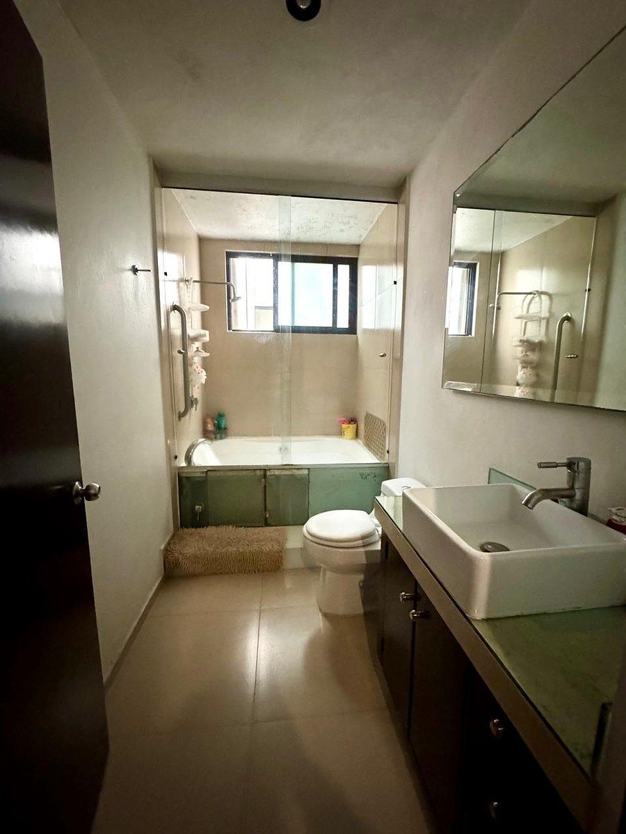 12 de 22: Baño recámara principal con tina