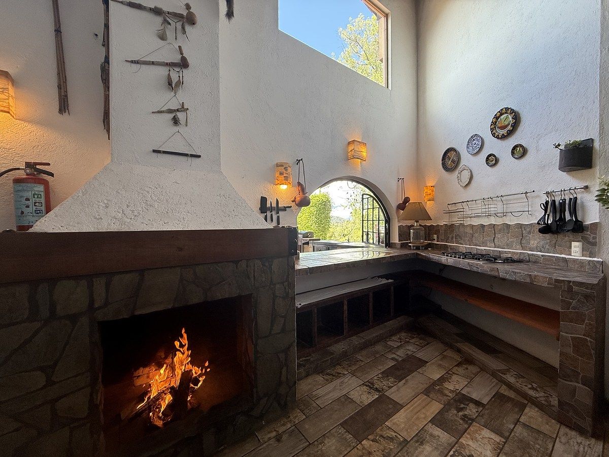 17 de 36: Chimenea y cocina