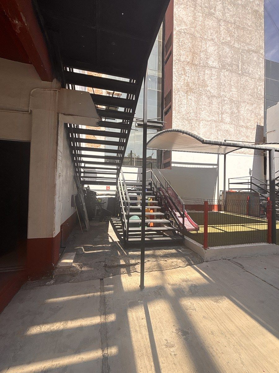 12 de 17: Escaleras del segundo edificio