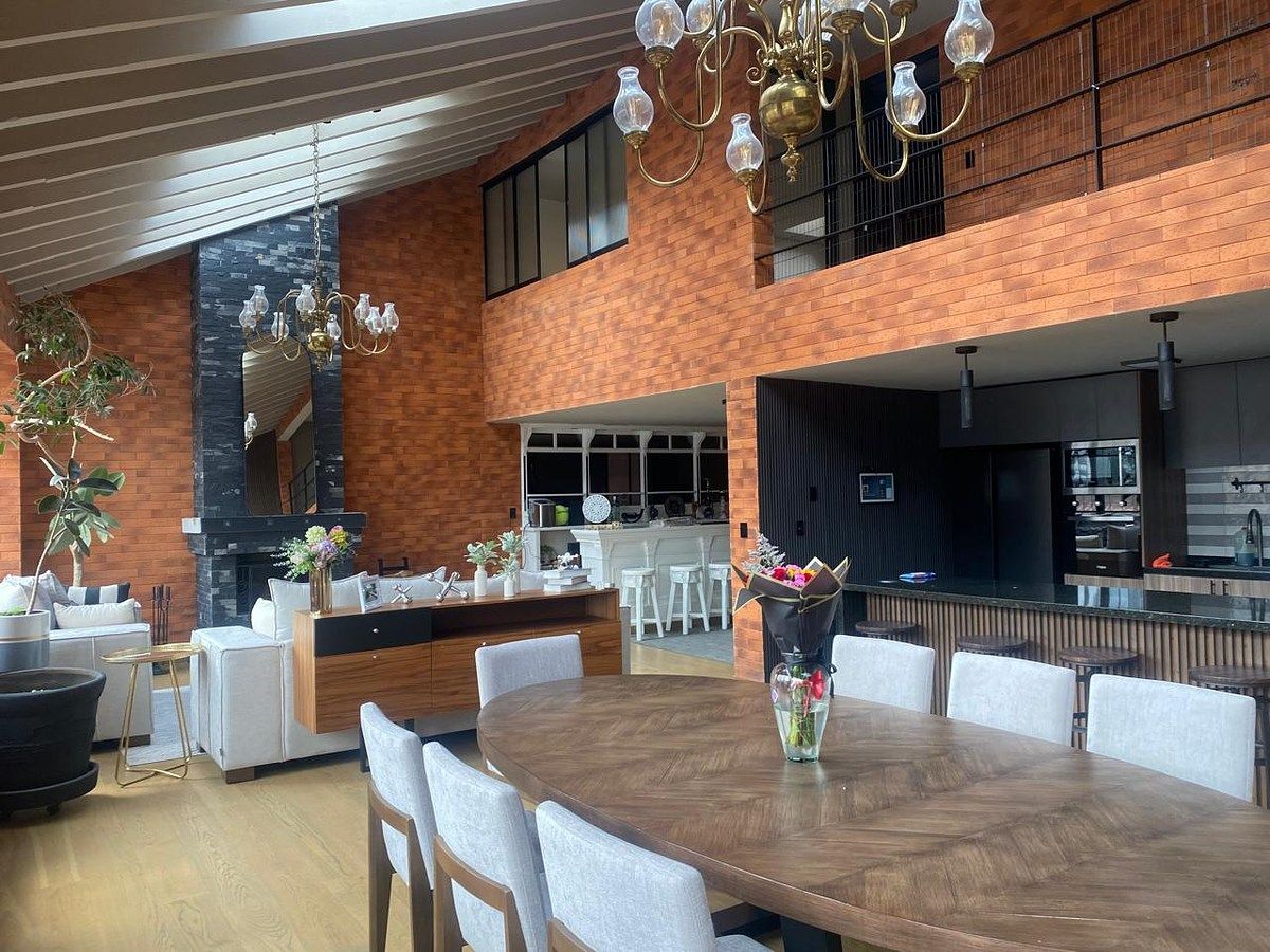 1 of 18: Sala comedor con doble altura