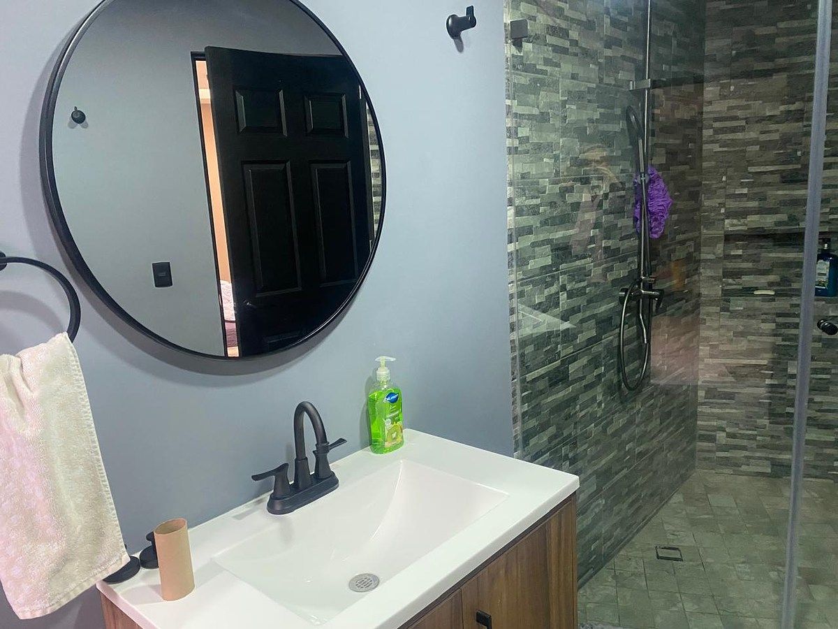 10 of 18: Baño de visitas en P. b. con baño completo