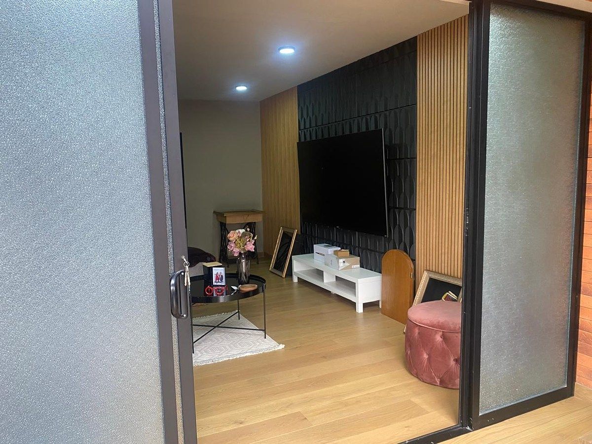 8 of 18: Cuarto de t.v.