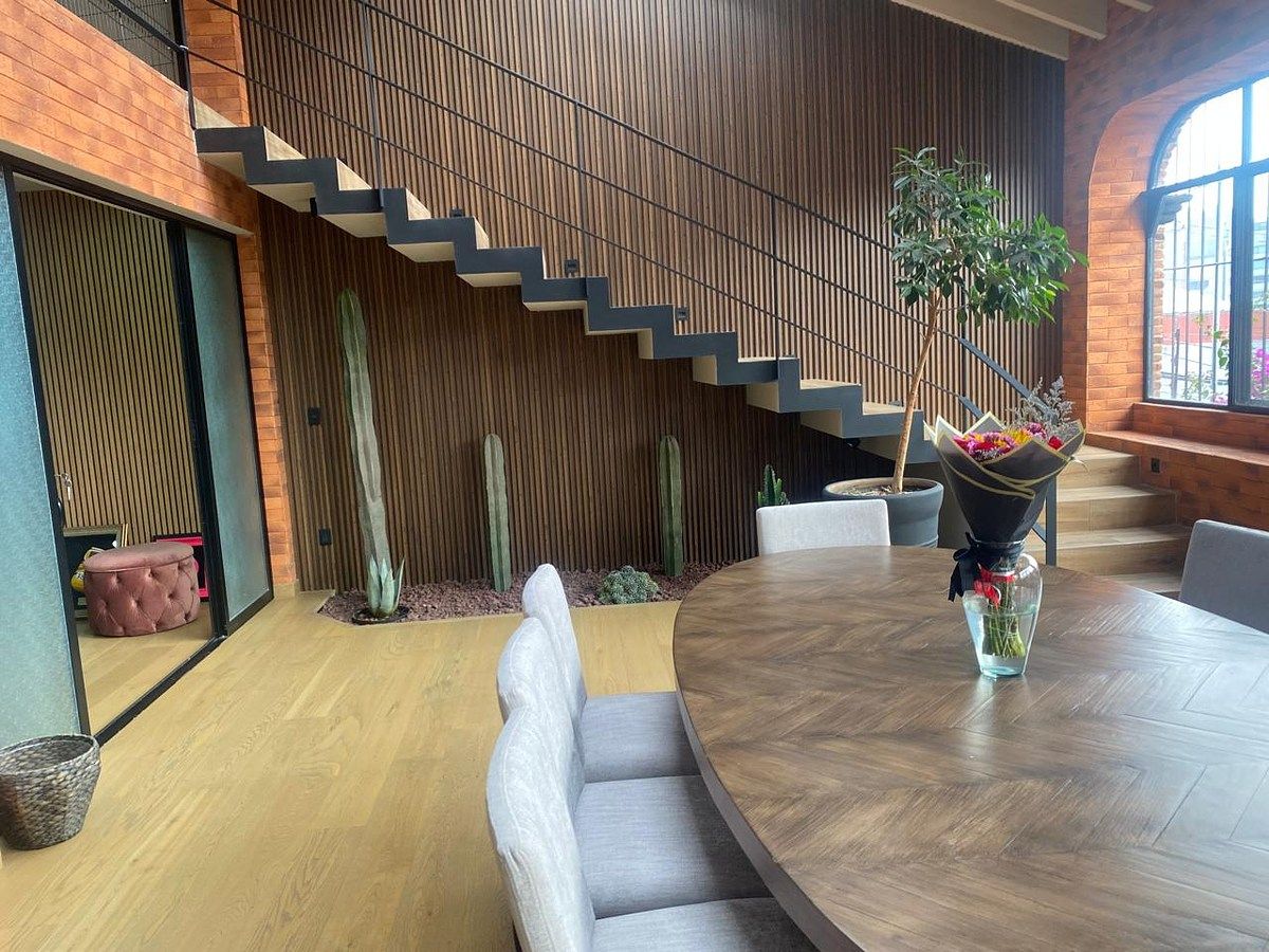 2 of 18: Estancia y escaleras 2° piso