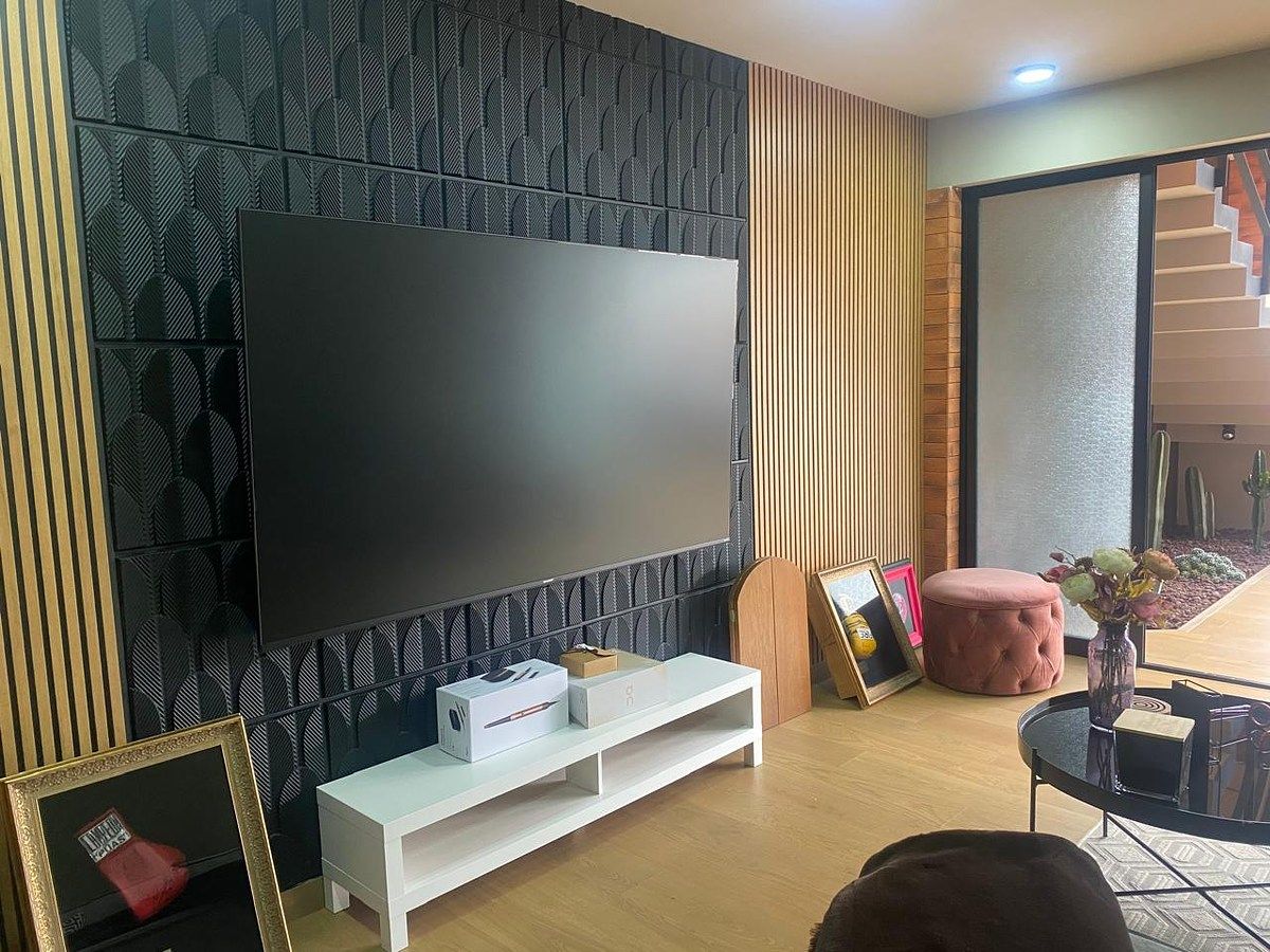 7 of 18: Estudio o cuarto de t.v.