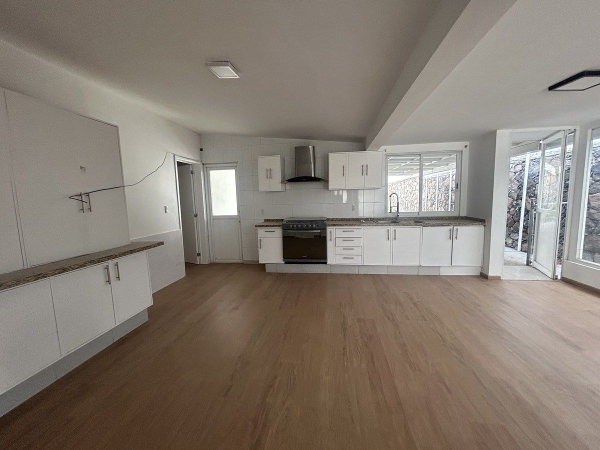 3 of 18: Amplia cocina