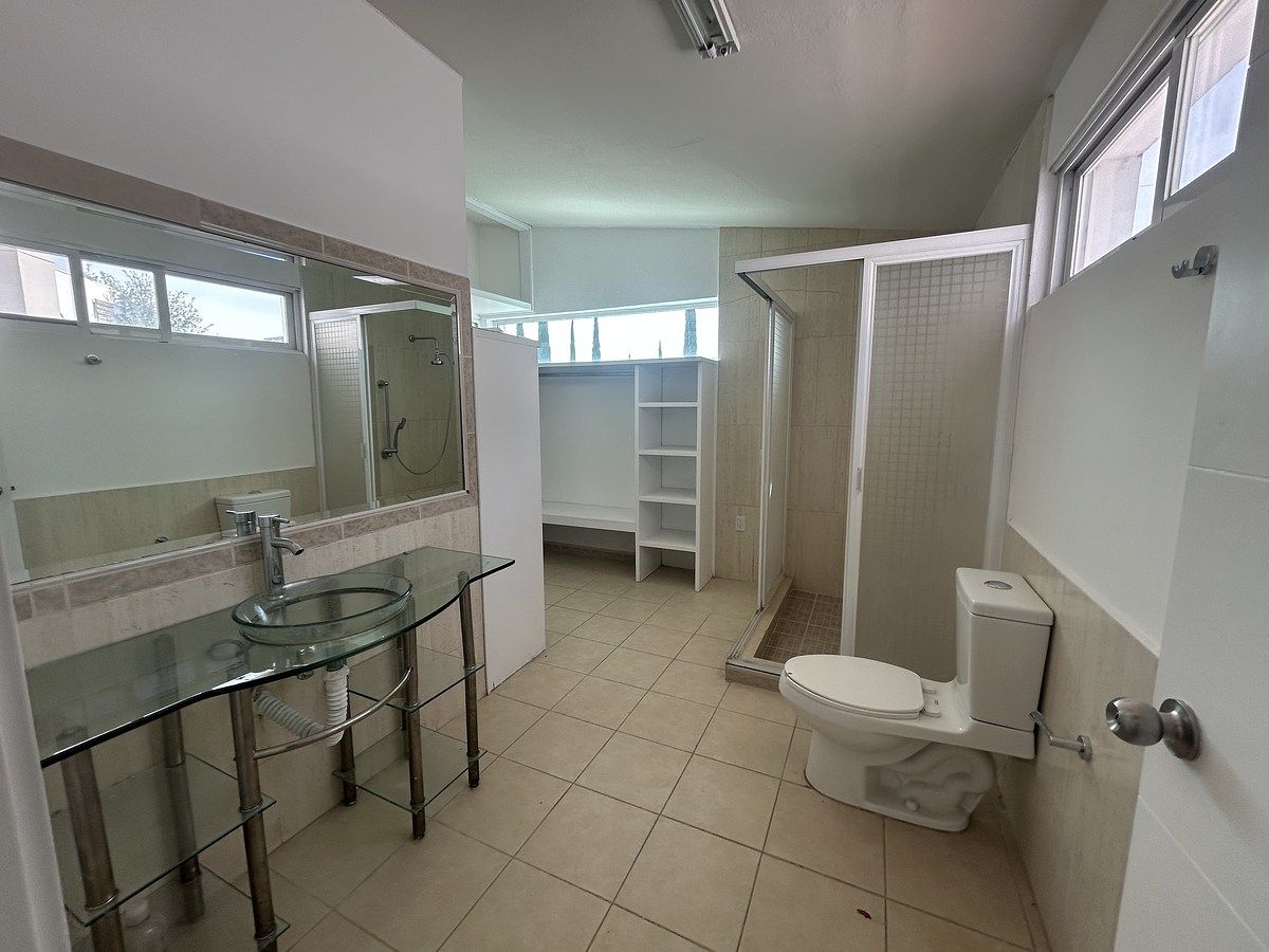 13 of 18: Baño secundario