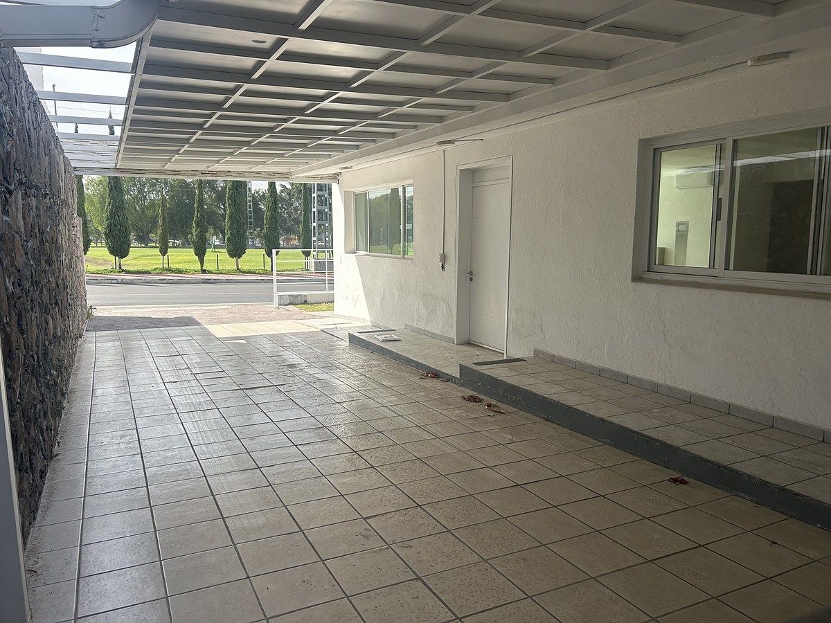 15 of 18: Estacionamiento