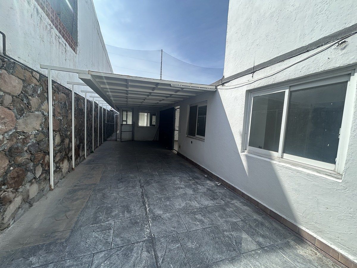 16 of 18: Estacionamiento