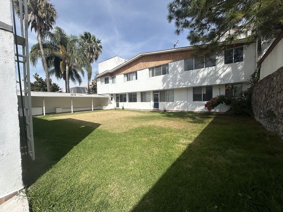 18 of 18: Jardín. 
(Casa de atrás NO se utiliza)