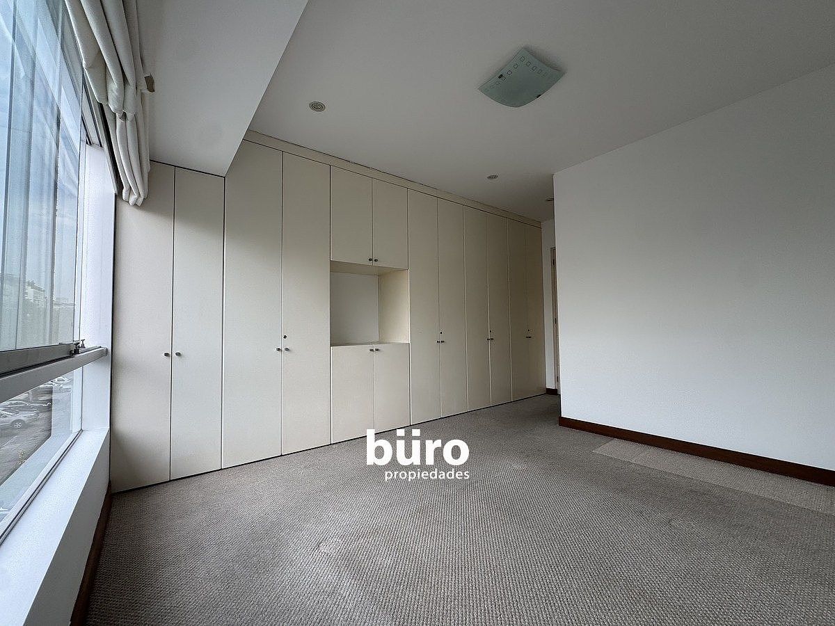 Dormitorio principal con vista exterior, closet y baño incl., foto 4 de 13