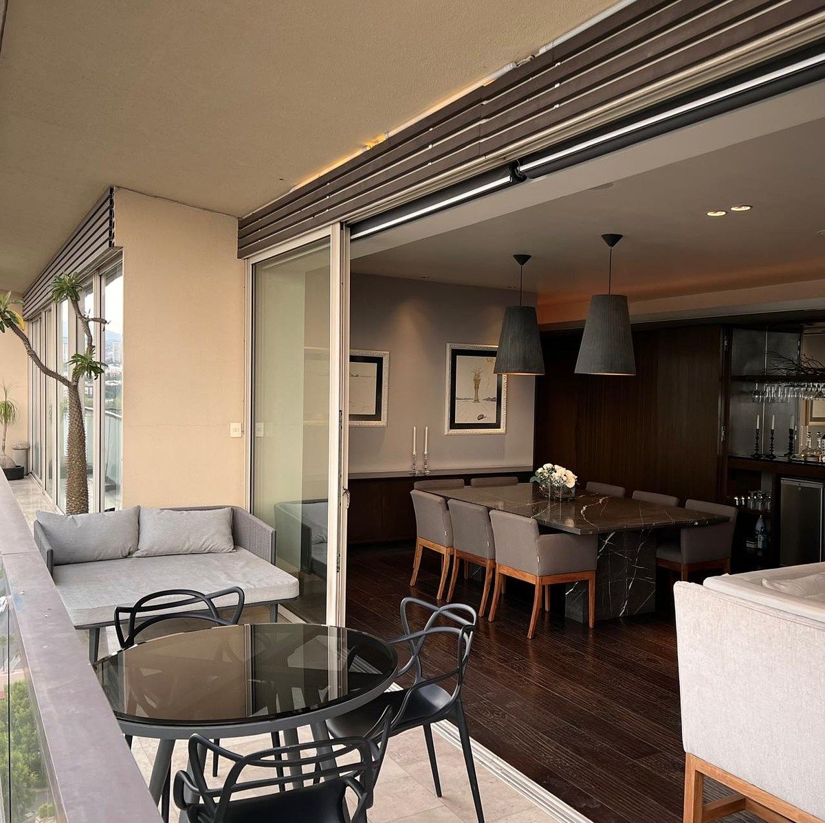 2 of 29: Terraza con vista al comedor