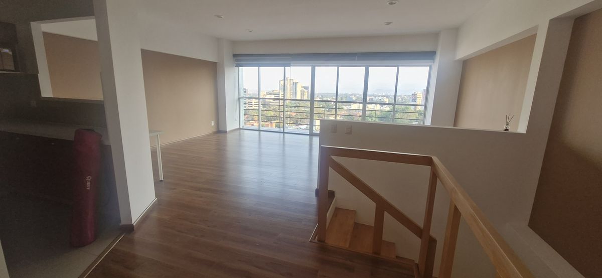 1 de 21: Estancia y  acceso a la planta inferior