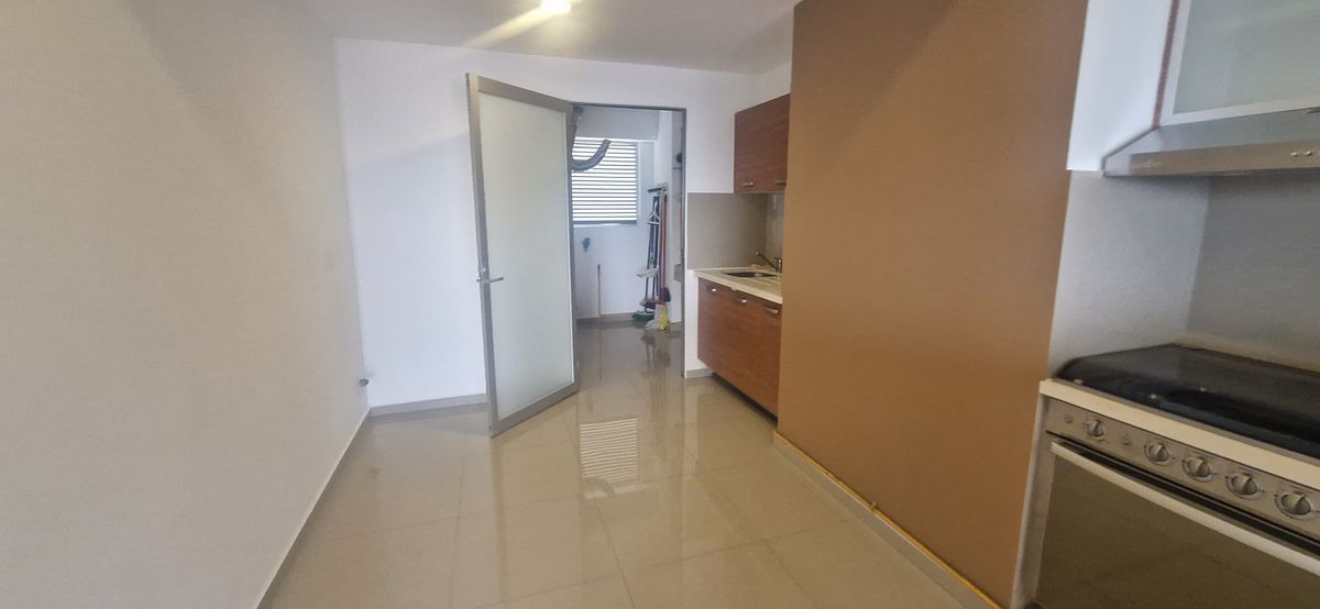 19 de 21: Cocina y acceso área de lavado