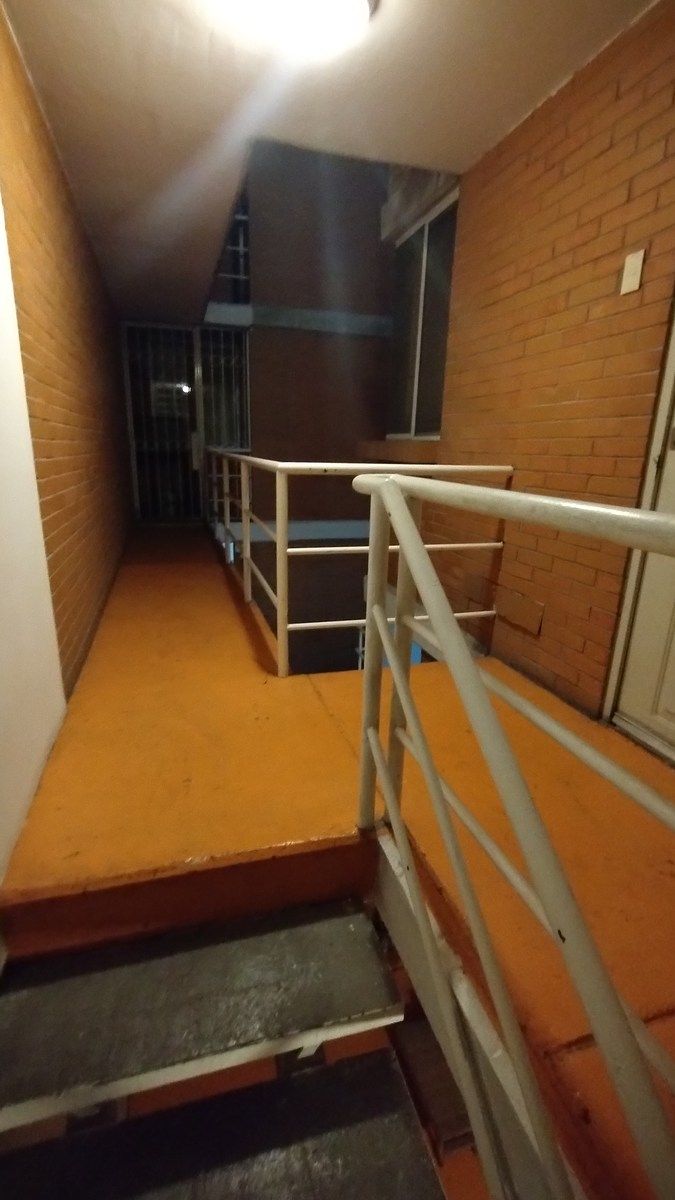 17 of 20: escaleras al depto/ área común