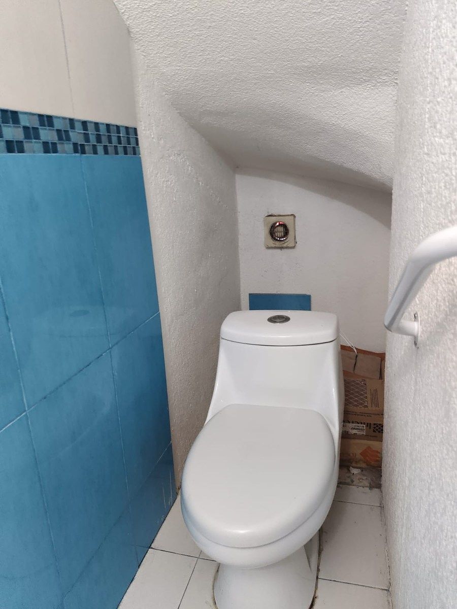 3 of 17: baño visitas