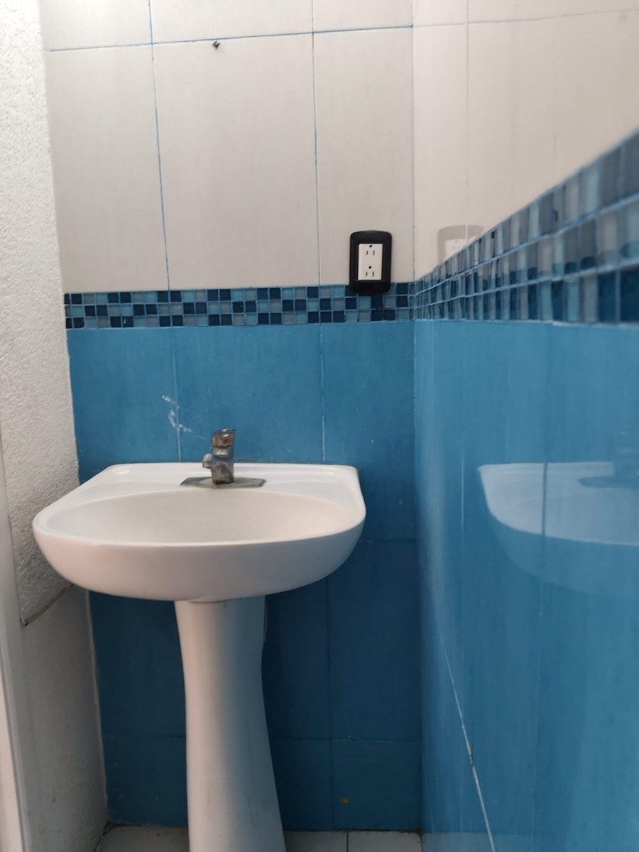 7 of 17: Baño visitas