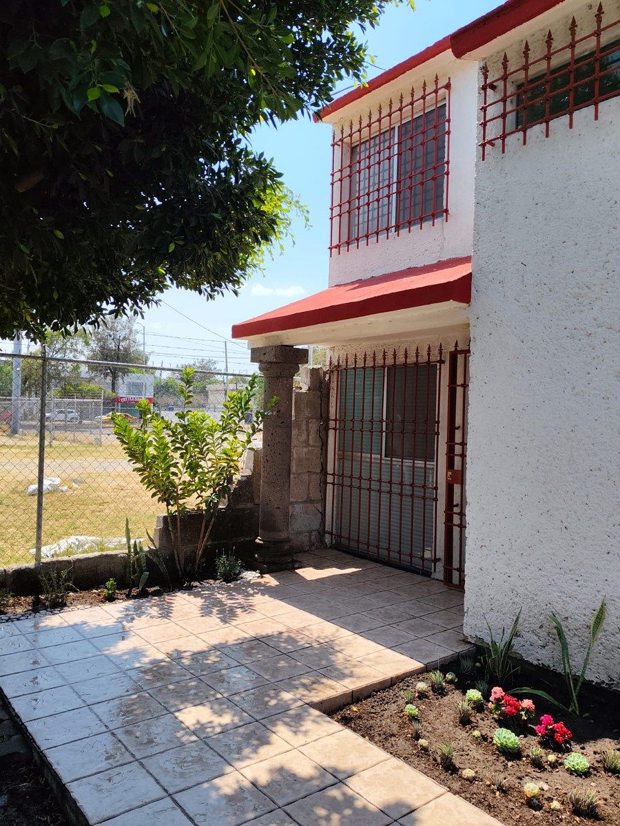 1 of 16: Fachada con jardín.