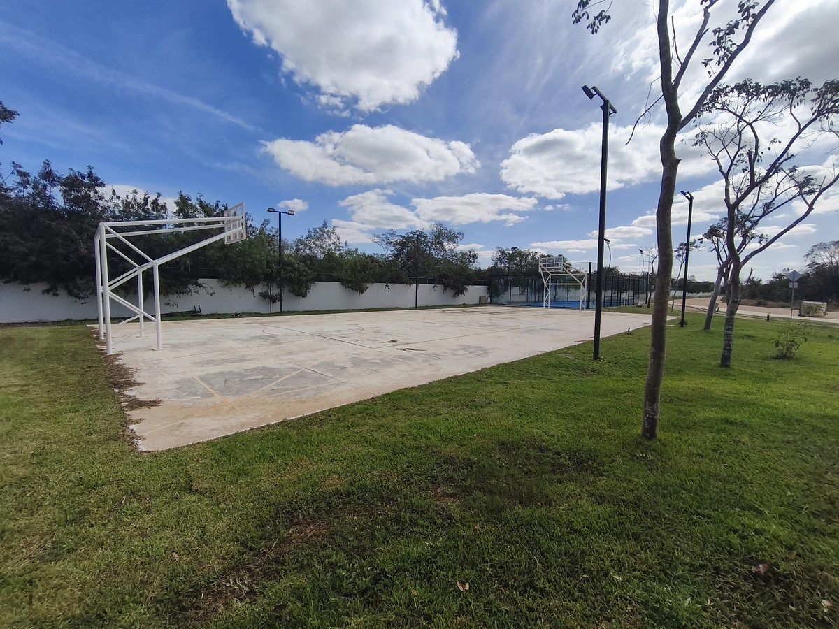 15 of 20: Cancha de usos multiples