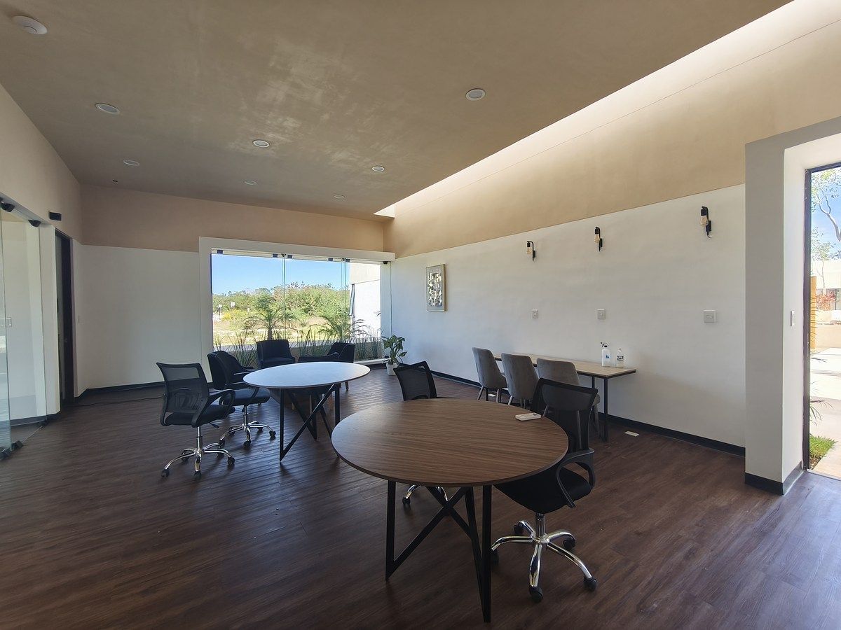 19 of 20: Bussines Spot