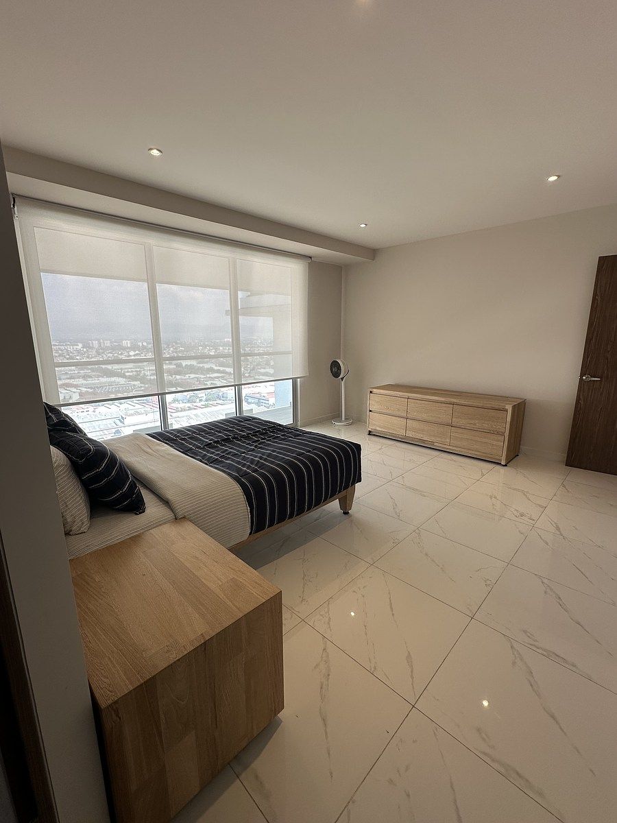 13 de 50: Habitación ventanal de piso a techo y persianas automáticas