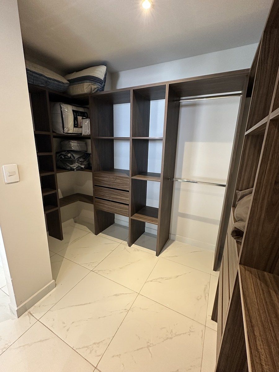 16 de 50: Vestidos en habitación principal