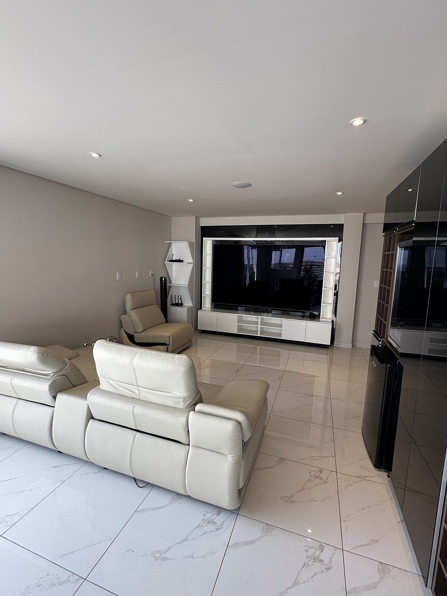 19 de 50: Sala con espacio para TV muy grande