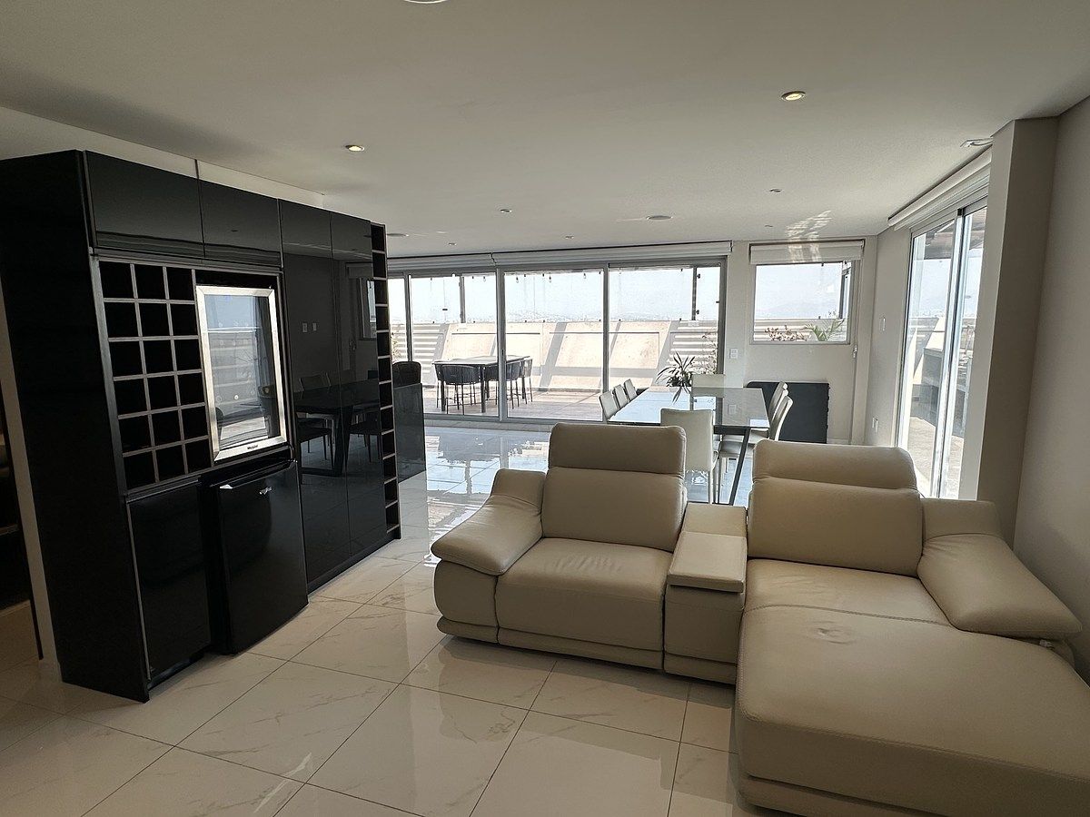 20 de 50: Sala con mueble para vinos y frigobar