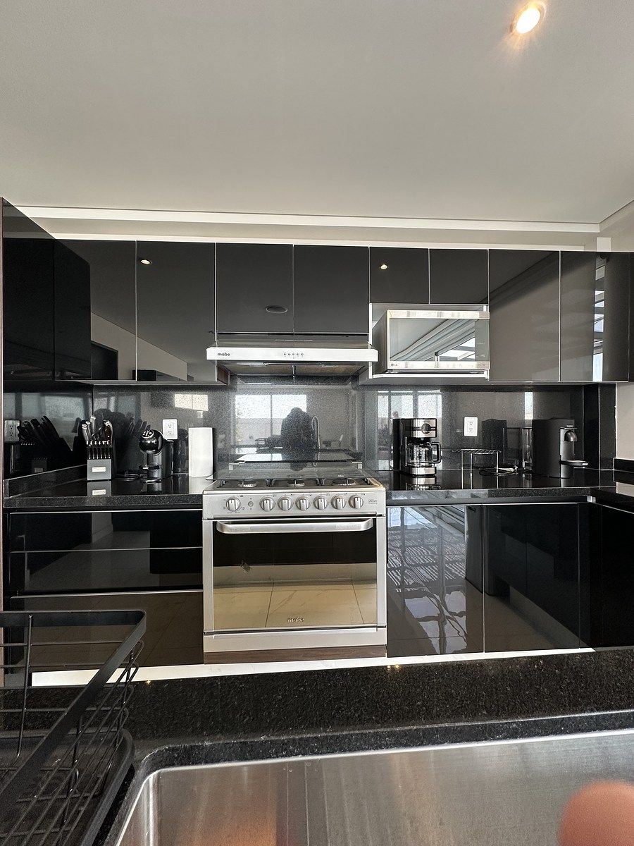 30 de 50: Cocina con barras de granito