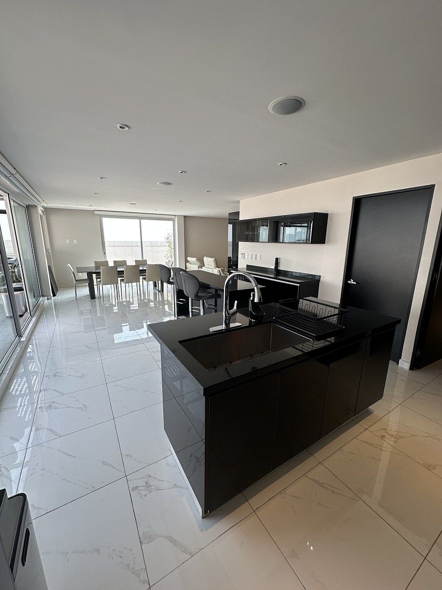 31 de 50: Isla con lava traste y espacio para cocinar