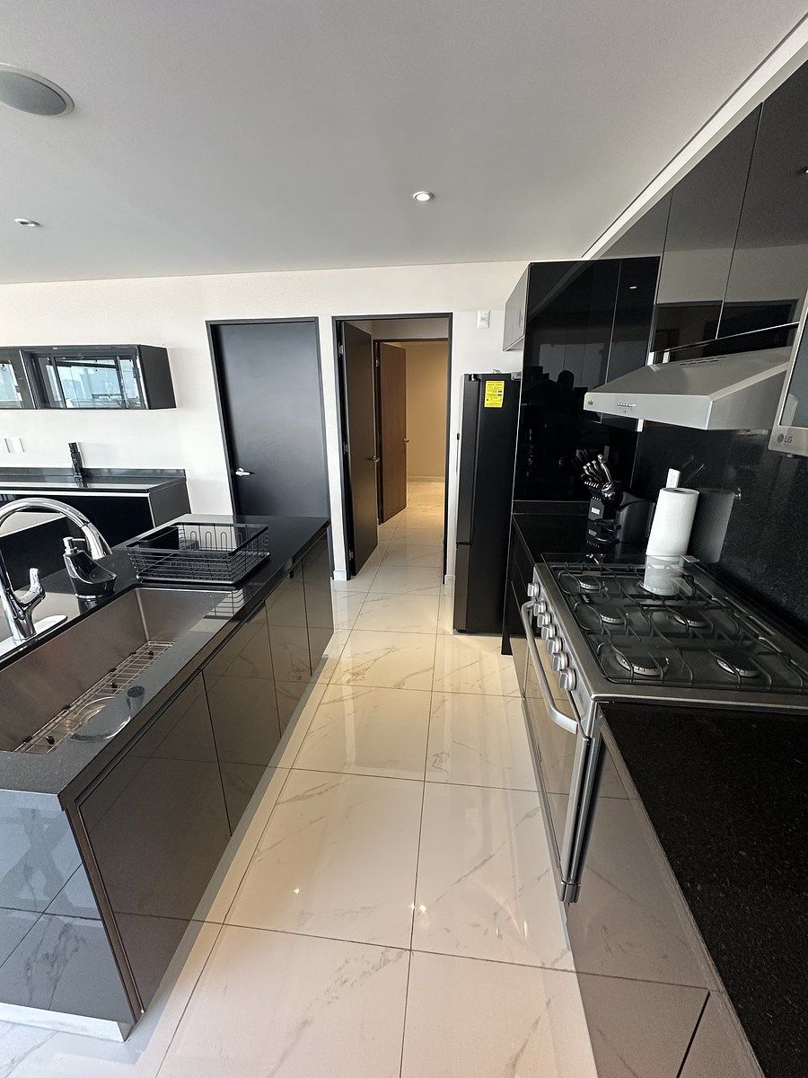 32 de 50: Entrada al área de lavado y cuarto de servicio