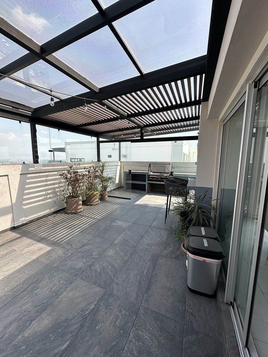 37 de 50: Con asador y pérgola retráctil automático