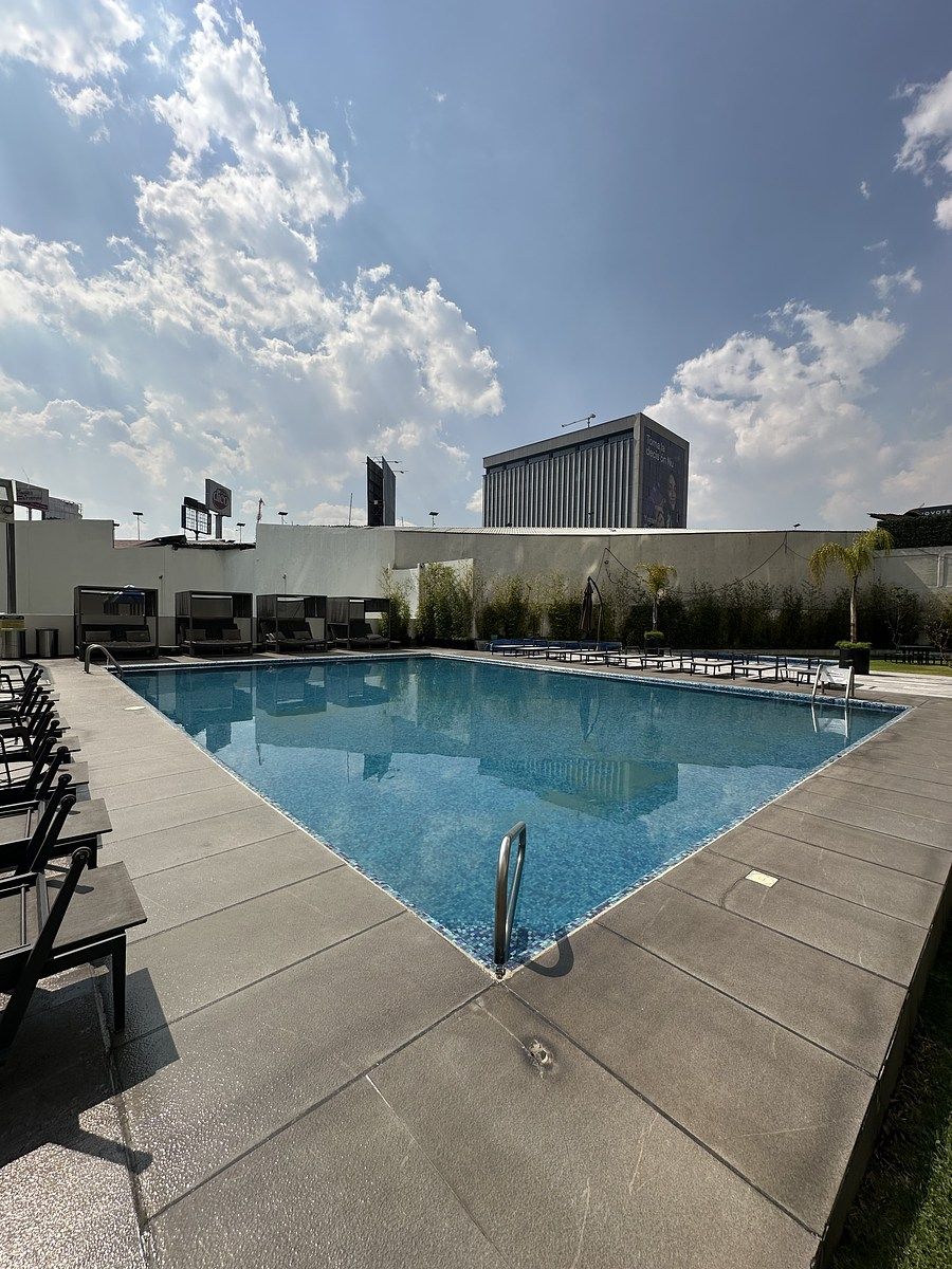 45 de 50: Alberca al aire libre