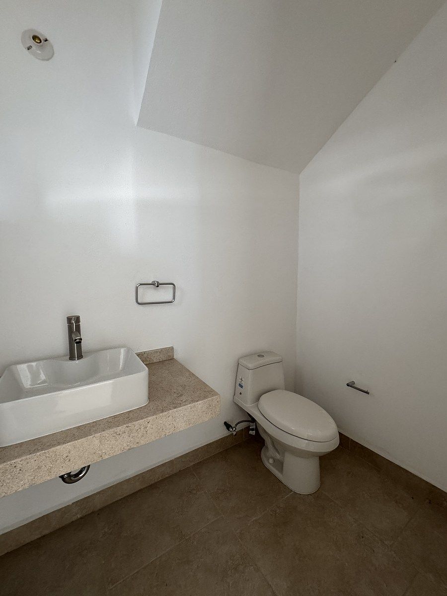 4 of 21: baño de visitas