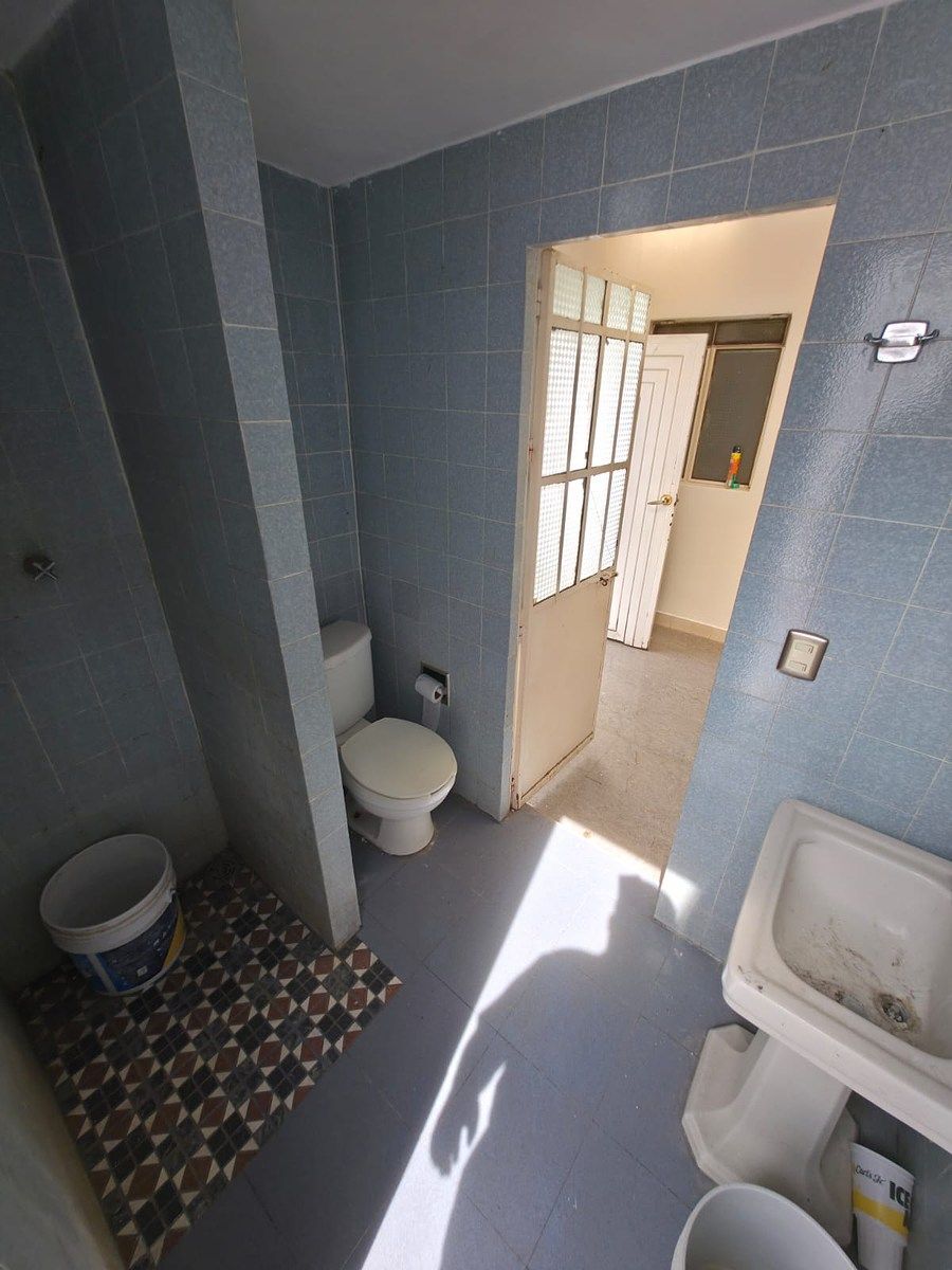 32 de 36: BAÑO 5 DE SERIVICIO