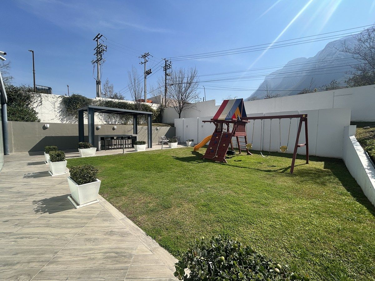 13 of 15: Area de Juegos Infantiles