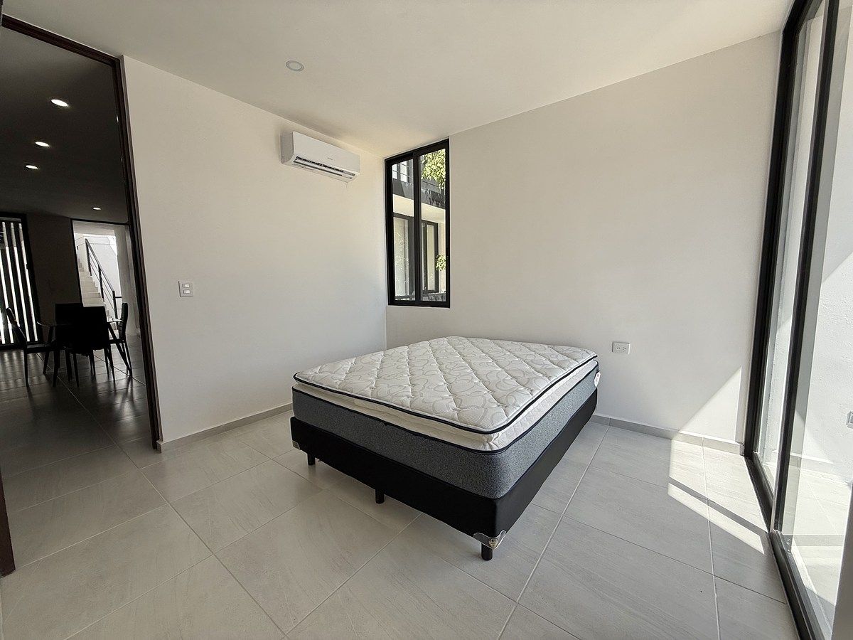 18 de 30: recámara con balcón, baño privado y walk.in closet