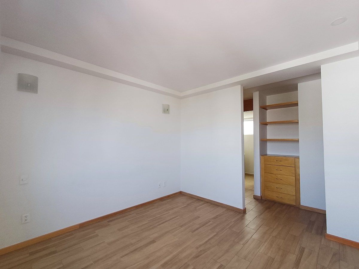 11 of 21: Habitación principal