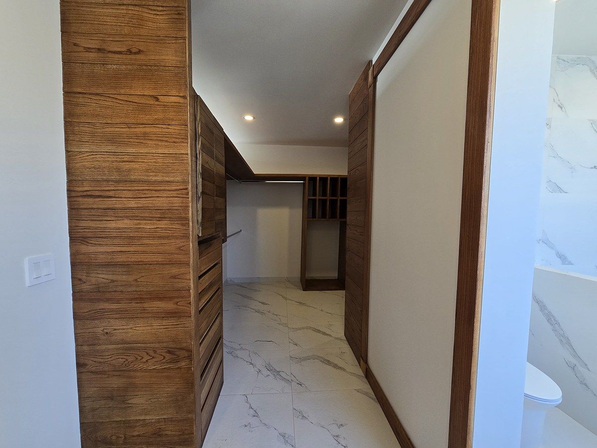 26 de 47: Vestidor recámara principal