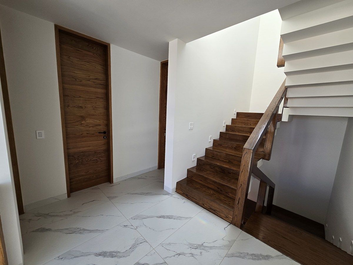 39 de 47: Escaleras segundo nivel