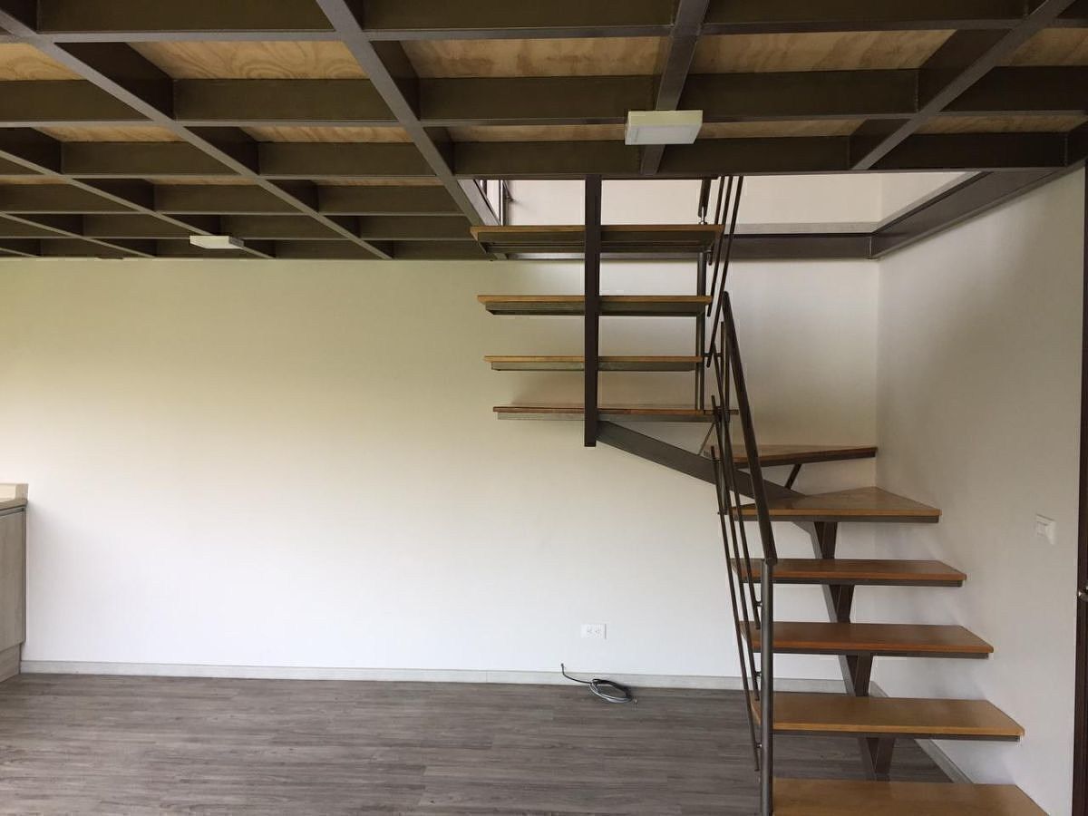8 de 17: Escaleras para habitación