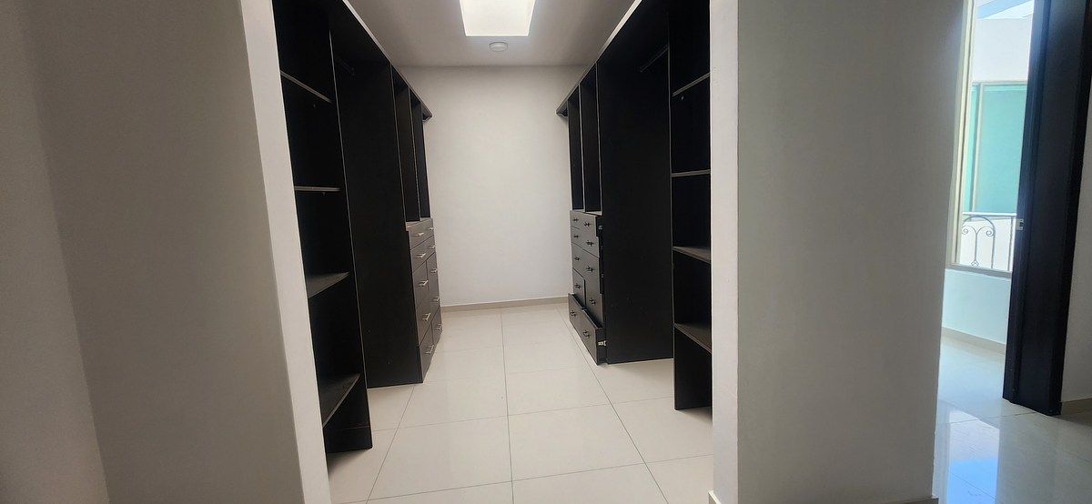 7 de 13: AMPLIO E ILUMINADO VESTIDOR PPAL