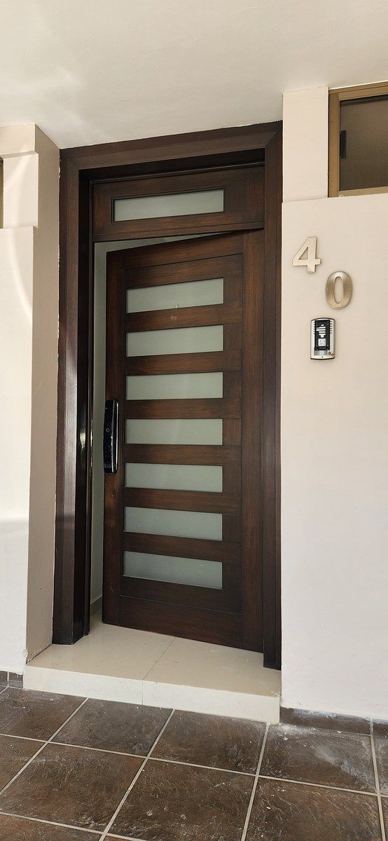 2 de 13: PUERTA PPAL CON CERRADURA INTELIGENTE