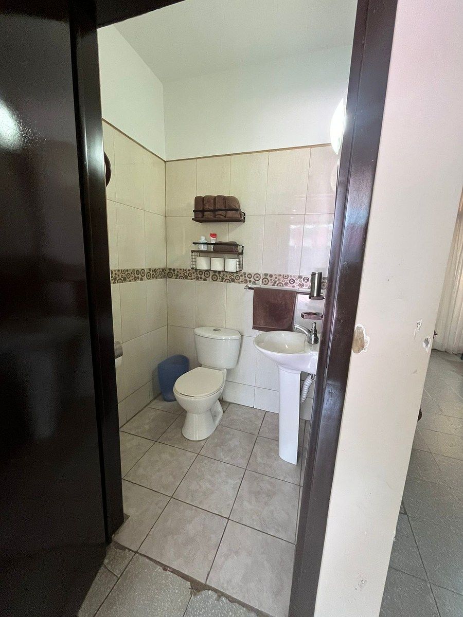 8 of 19: Medio baño